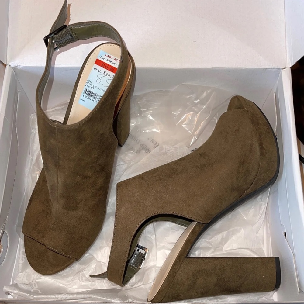 NWT Bar III Heels